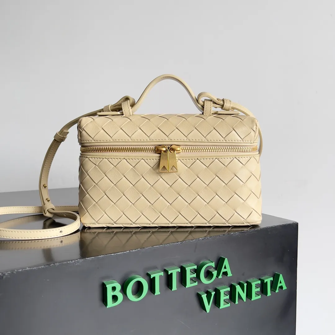 Batch 1360 Bottega Veneta 24 spring and summer woven zipper crossbody bag. A crossbody bag that can be used as a cosmetic bag. The exquisite weaving and compact body are an indispensable accessory for the upcoming summer. The double zipper also better protects the bag. It has a large capacity. If you like it, don’t miss it. Style number: 789109 Size: 22*12.5*5cm